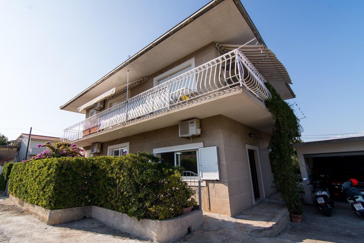Apartments Ivica - Garden Terrace Slatine Exterior photo